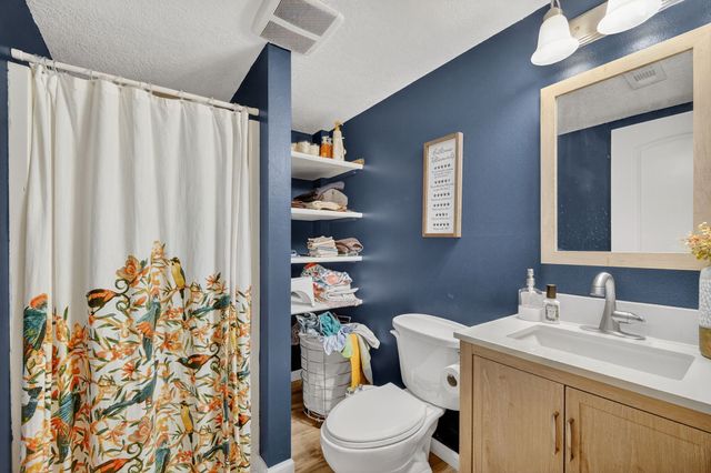 2218 E Caulder Court, Des Moines, IA 50320