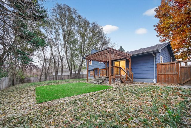 2218 E Caulder Court, Des Moines, IA 50320