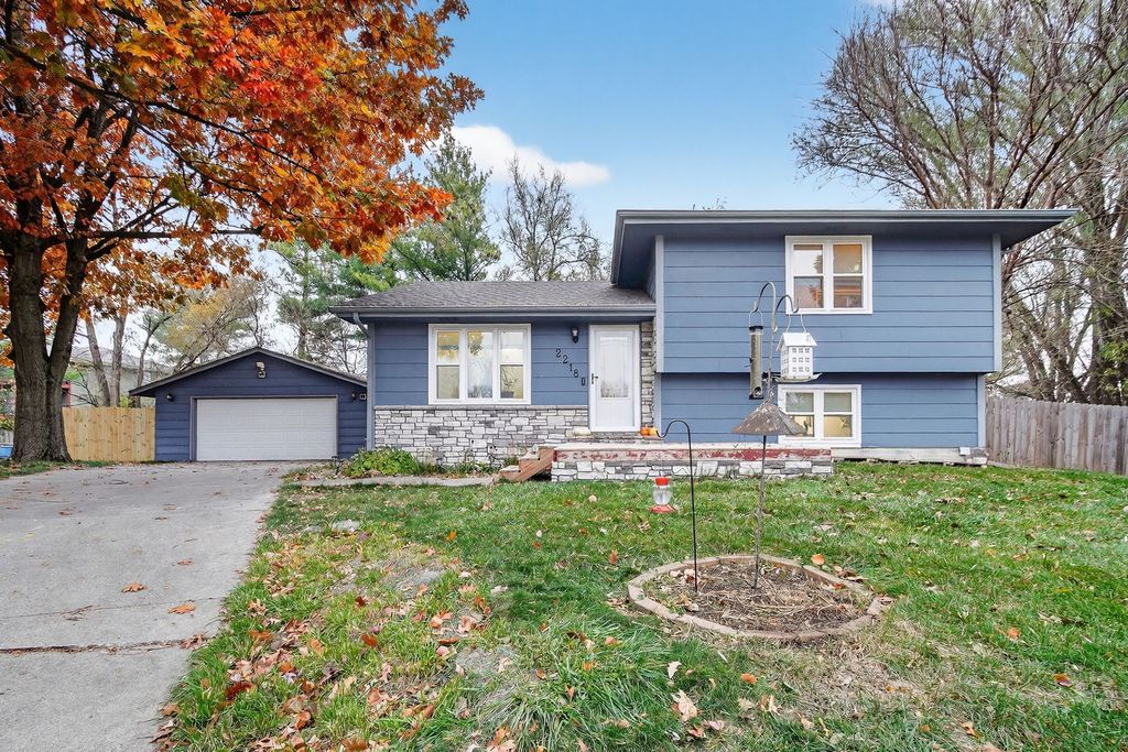 2218 E Caulder Court, Des Moines, IA 50320