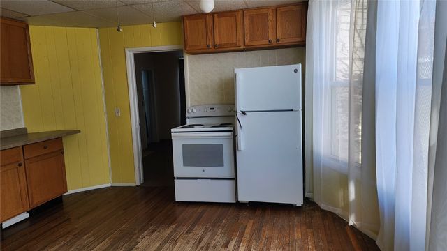 209 5th St W, Vinton, IA 52349