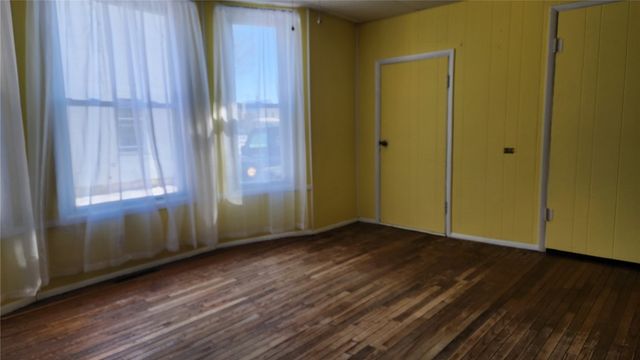 209 5th St W, Vinton, IA 52349