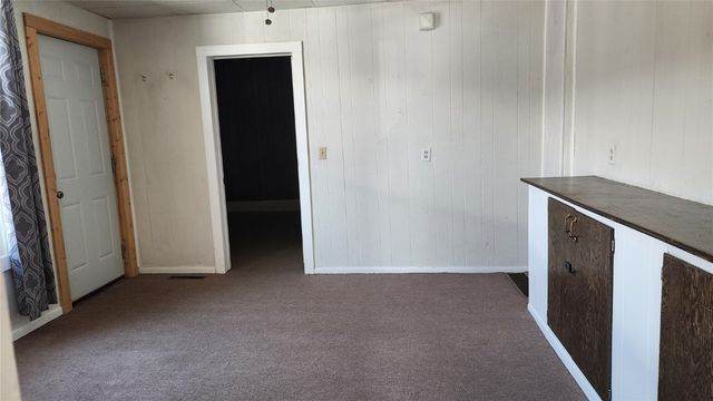 209 5th St W, Vinton, IA 52349