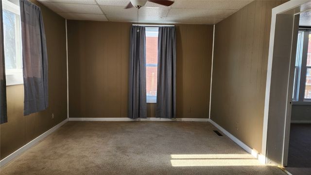 209 5th St W, Vinton, IA 52349