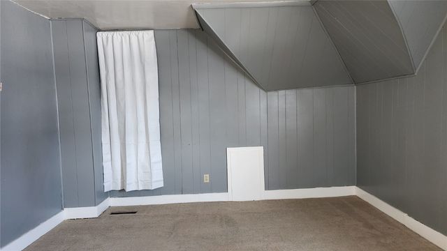 209 5th St W, Vinton, IA 52349