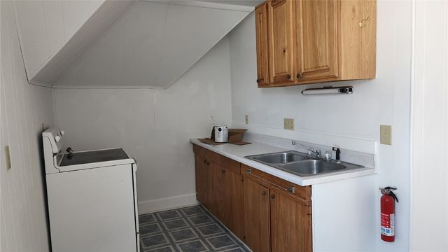 209 5th St W, Vinton, IA 52349