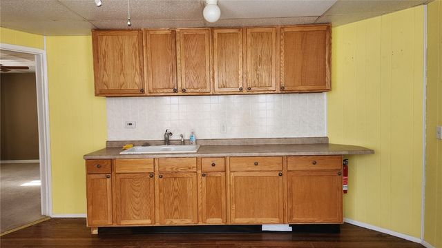 209 5th St W, Vinton, IA 52349