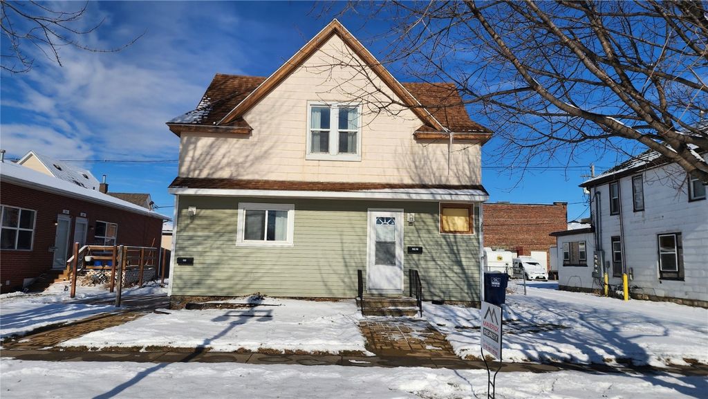 209 5th St W, Vinton, IA 52349