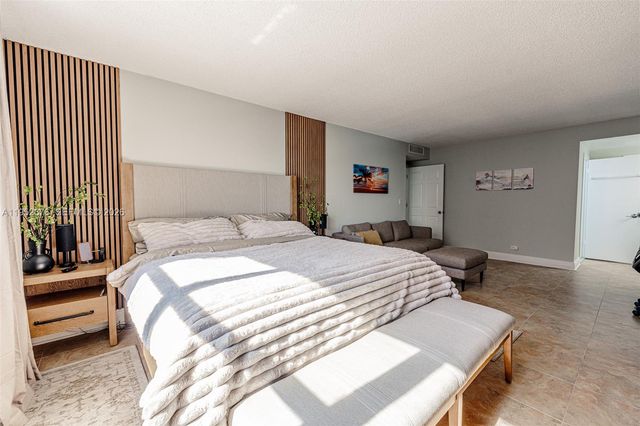 1800 NE 114th St 909, Miami, FL 33181