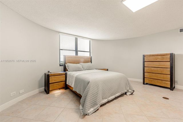 1800 NE 114th St 909, Miami, FL 33181