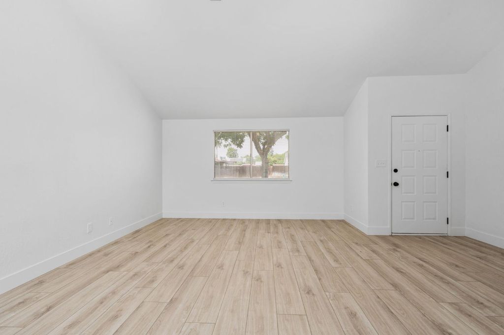 Image 10 of property listing at 5339 W Swift Avenue, Fresno, CA 93722