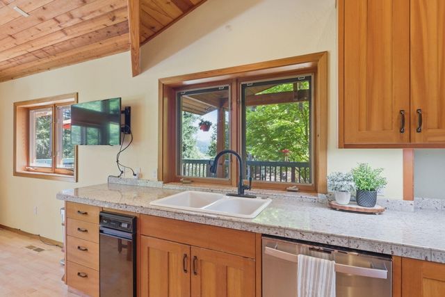 856 Green Tree Loop, Grants Pass, OR 97527