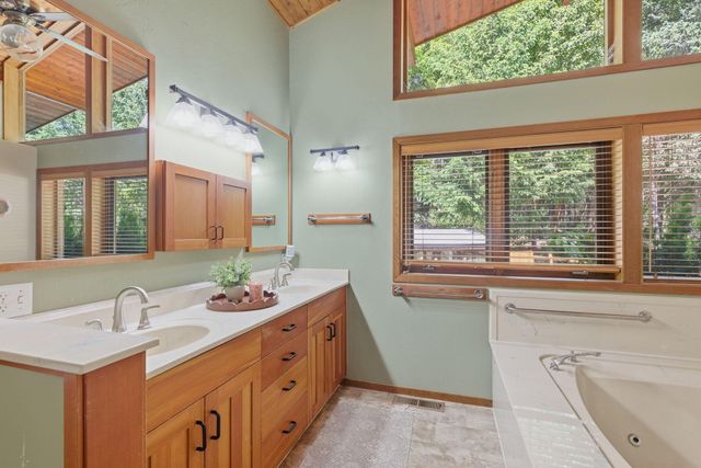856 Green Tree Loop, Grants Pass, OR 97527