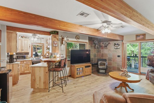 856 Green Tree Loop, Grants Pass, OR 97527