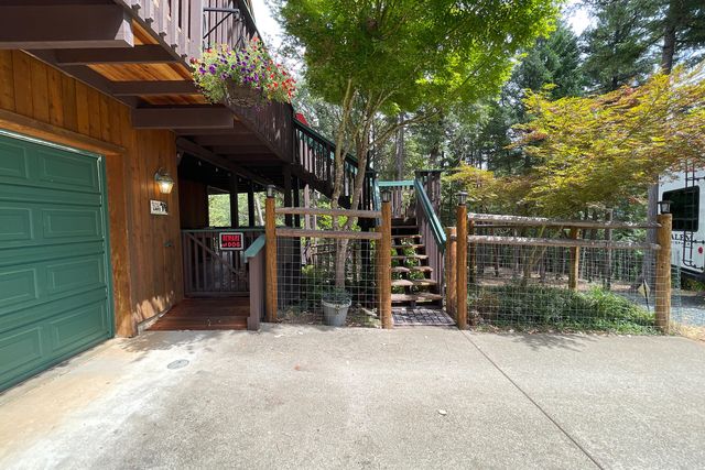 856 Green Tree Loop, Grants Pass, OR 97527