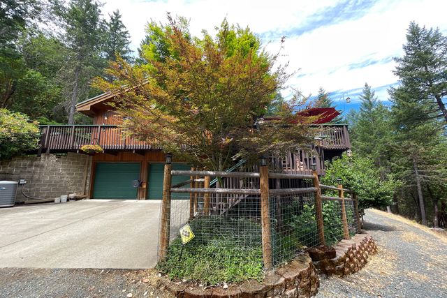 856 Green Tree Loop, Grants Pass, OR 97527
