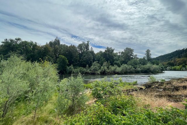 856 Green Tree Loop, Grants Pass, OR 97527