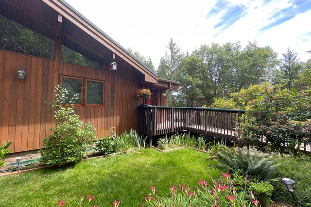 856 Green Tree Loop, Grants Pass, OR 97527