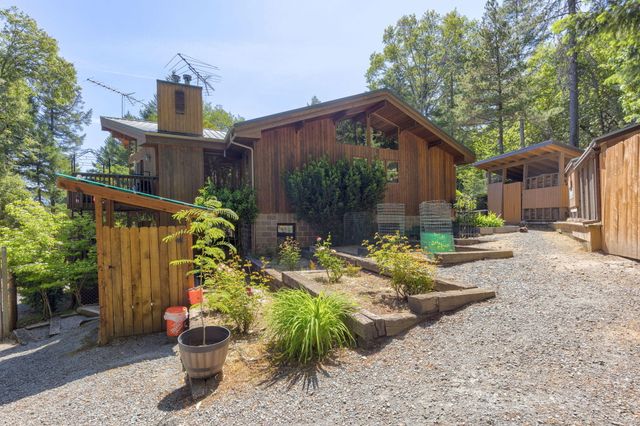 856 Green Tree Loop, Grants Pass, OR 97527