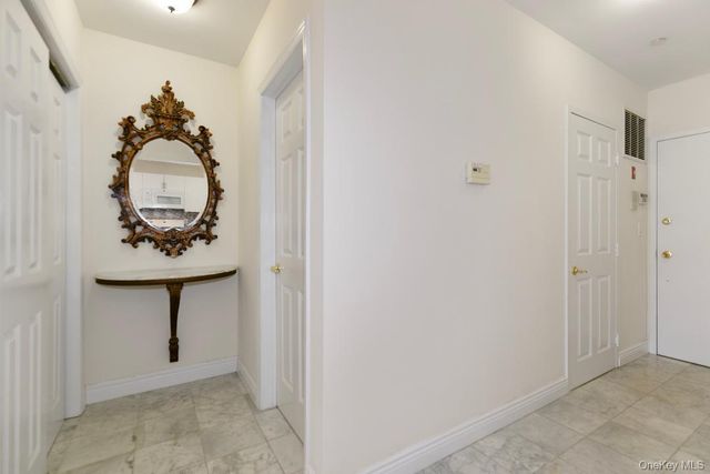 1 portico ct 107, Great Neck, NY 11021