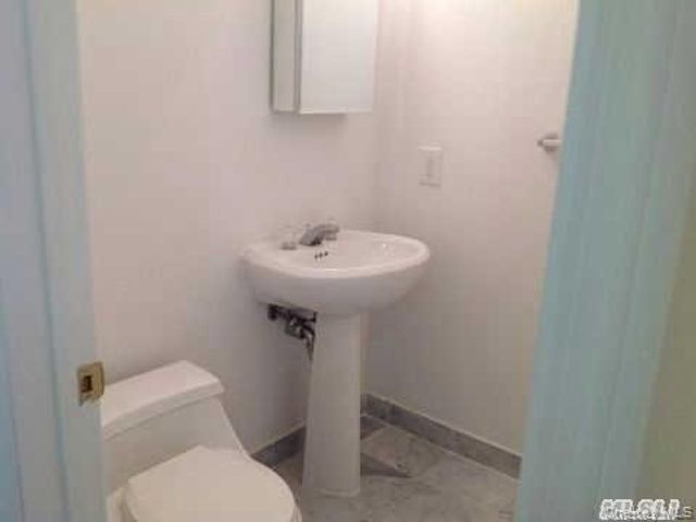 1 portico ct 107, Great Neck, NY 11021