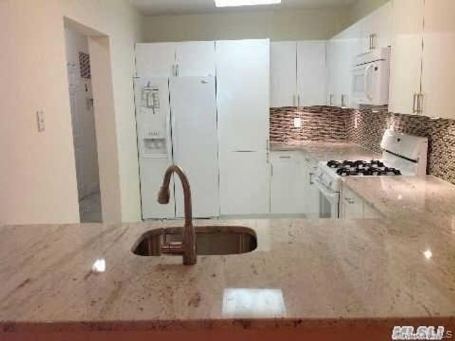 1 portico ct 107, Great Neck, NY 11021
