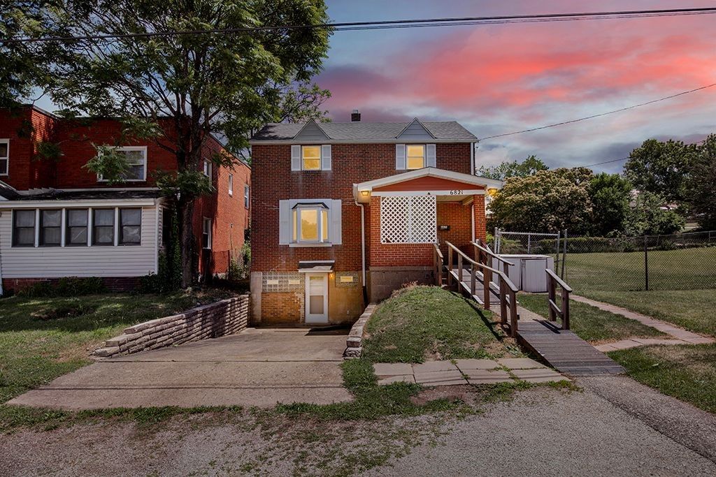 6821 Buchanan Ave, West Mifflin, PA 15122