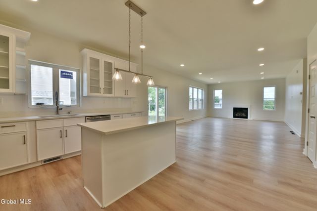 802 S Ravine Road, Niskayuna, NY 12309