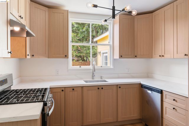 7465 Curry Ave, El Cerrito, CA 94530