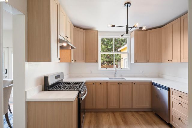 7465 Curry Ave, El Cerrito, CA 94530