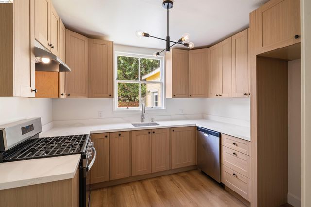 7465 Curry Ave, El Cerrito, CA 94530