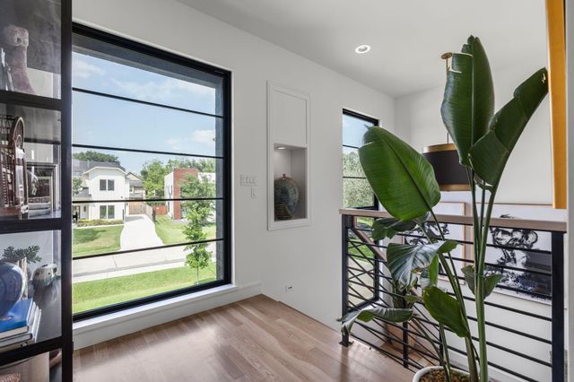 935 Gardenia Drive, Houston, TX 77018