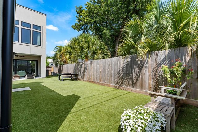 935 Gardenia Drive, Houston, TX 77018