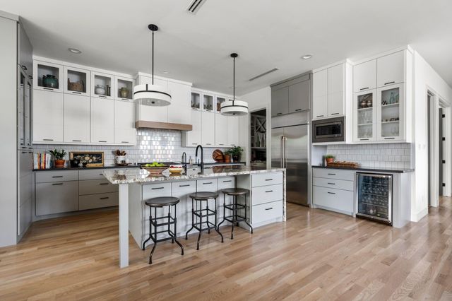 935 Gardenia Drive, Houston, TX 77018