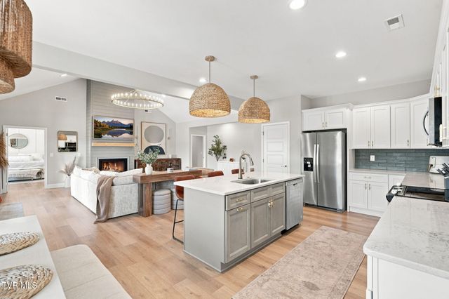 2020 Presley Crossing, Jonesborough, TN 37659