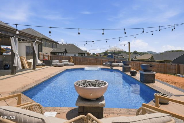 2020 Presley Crossing, Jonesborough, TN 37659