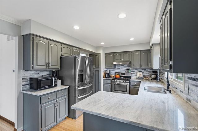 26525 Mapleridge Drive, New Baltimore, MI 48051