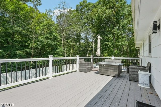 34 Oklahoma Trl, Hopatcong Boro, NJ 07843