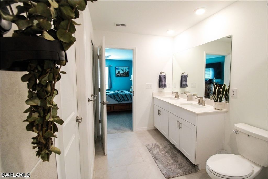 Image 16 of property listing at 2702 NE 5th AVE, Cape Coral, FL 33909