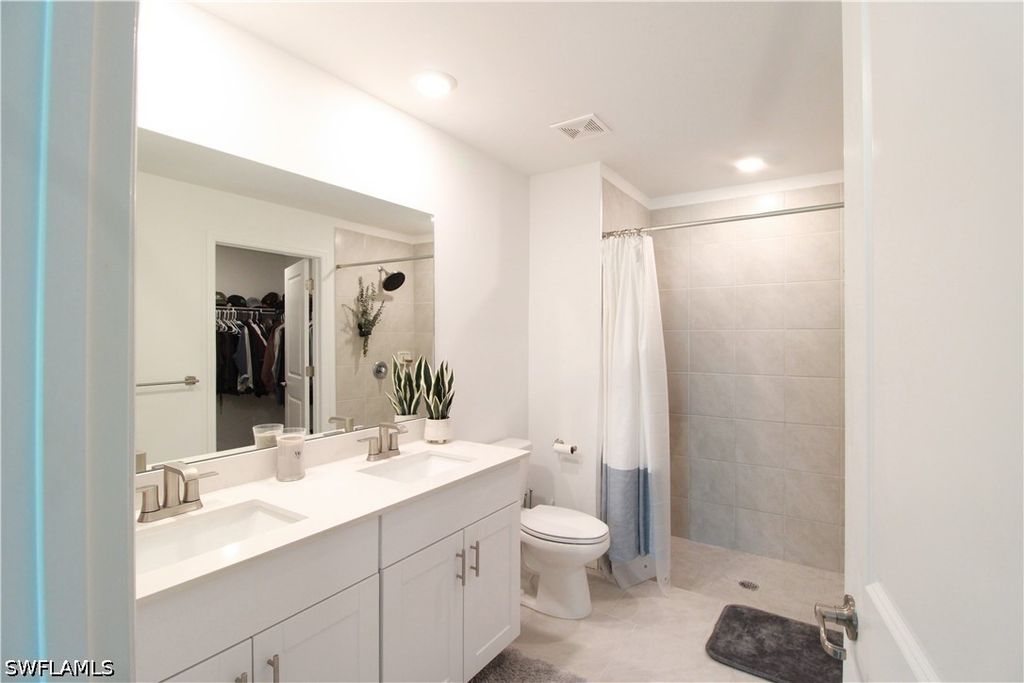 Image 17 of property listing at 2702 NE 5th AVE, Cape Coral, FL 33909