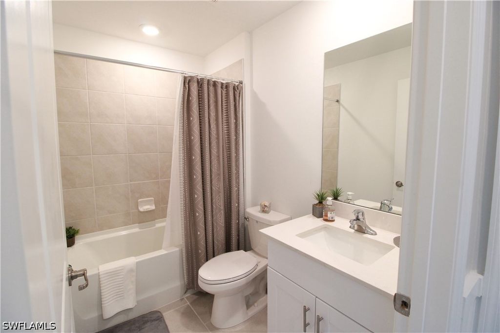 Image 25 of property listing at 2702 NE 5th AVE, Cape Coral, FL 33909