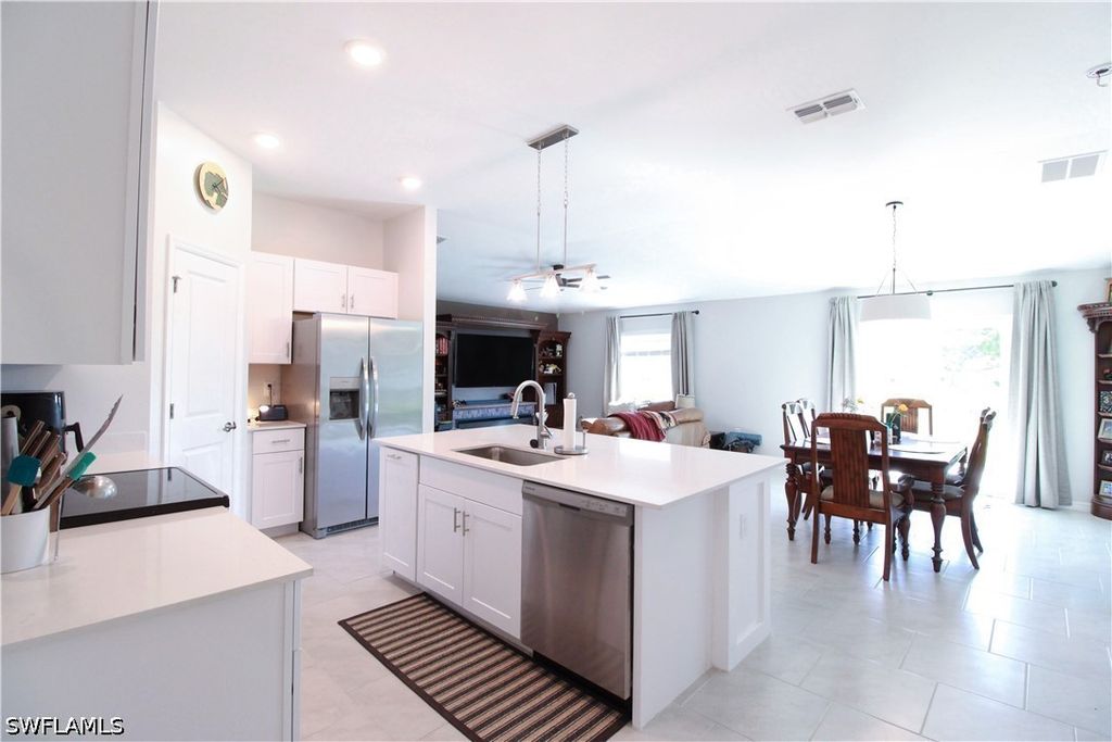 Image 5 of property listing at 2702 NE 5th AVE, Cape Coral, FL 33909
