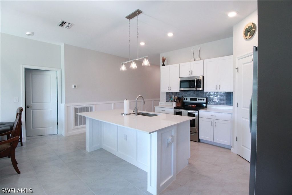 Image 7 of property listing at 2702 NE 5th AVE, Cape Coral, FL 33909