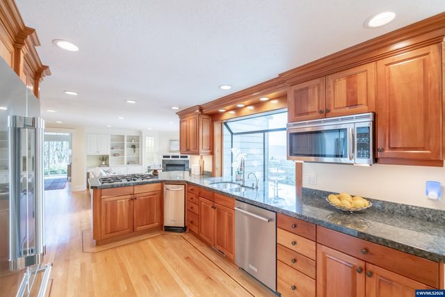 341 Maple Hill Dr NW, Salem, OR 97304