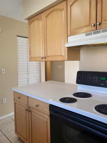 2721 HIDDEN LAKE BOULEVARD C, Sarasota, FL 34237