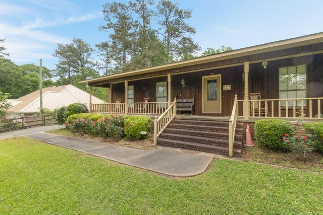 108 Pinecrest St., Collins, MS 39428