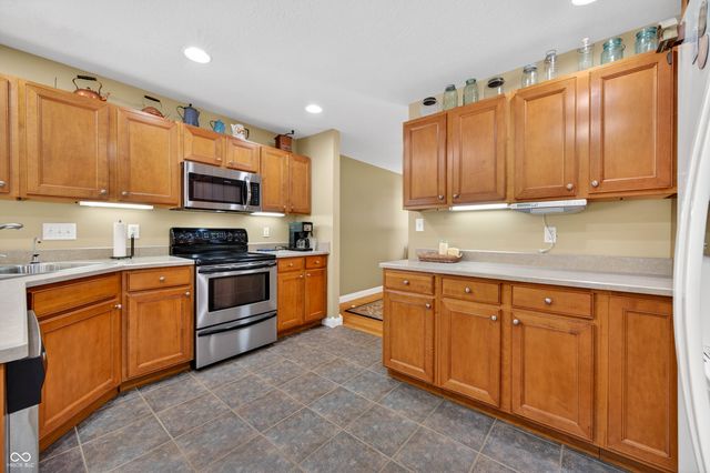 2516 Wyndham Place N, Columbus, IN 47203