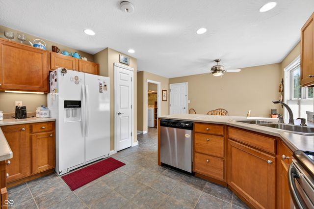 2516 Wyndham Place N, Columbus, IN 47203