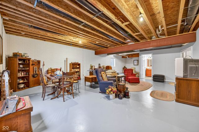 2516 Wyndham Place N, Columbus, IN 47203