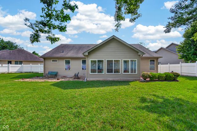 2516 Wyndham Place N, Columbus, IN 47203