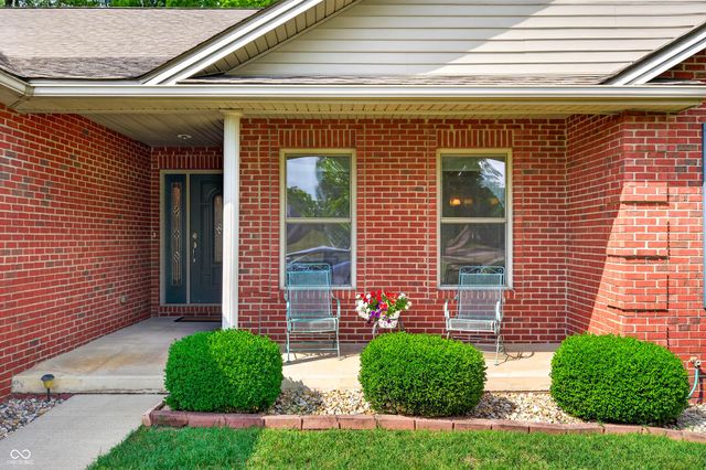2516 Wyndham Place N, Columbus, IN 47203